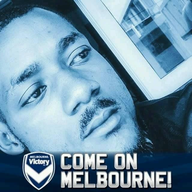 Portrait bleuté d'un homme barbu avec logo Melbourne Victory et texte Come on Melbourne.